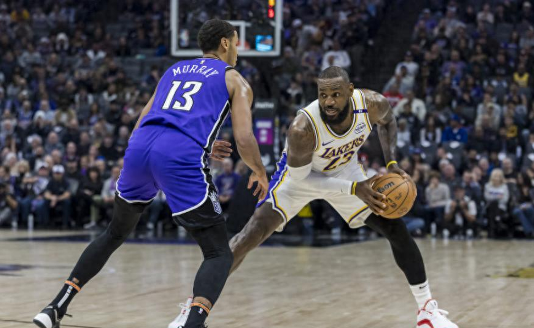 九游体育-詹姆斯连续七场比赛得分超过挺进下一轮，勇士挑战极限！的简单介绍